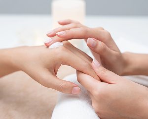 Masaje de manos con aromaterapia
