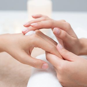 Masaje de manos con aromaterapia